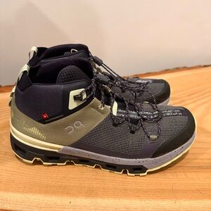 ON CloudTrax W9 
Hiking Boots